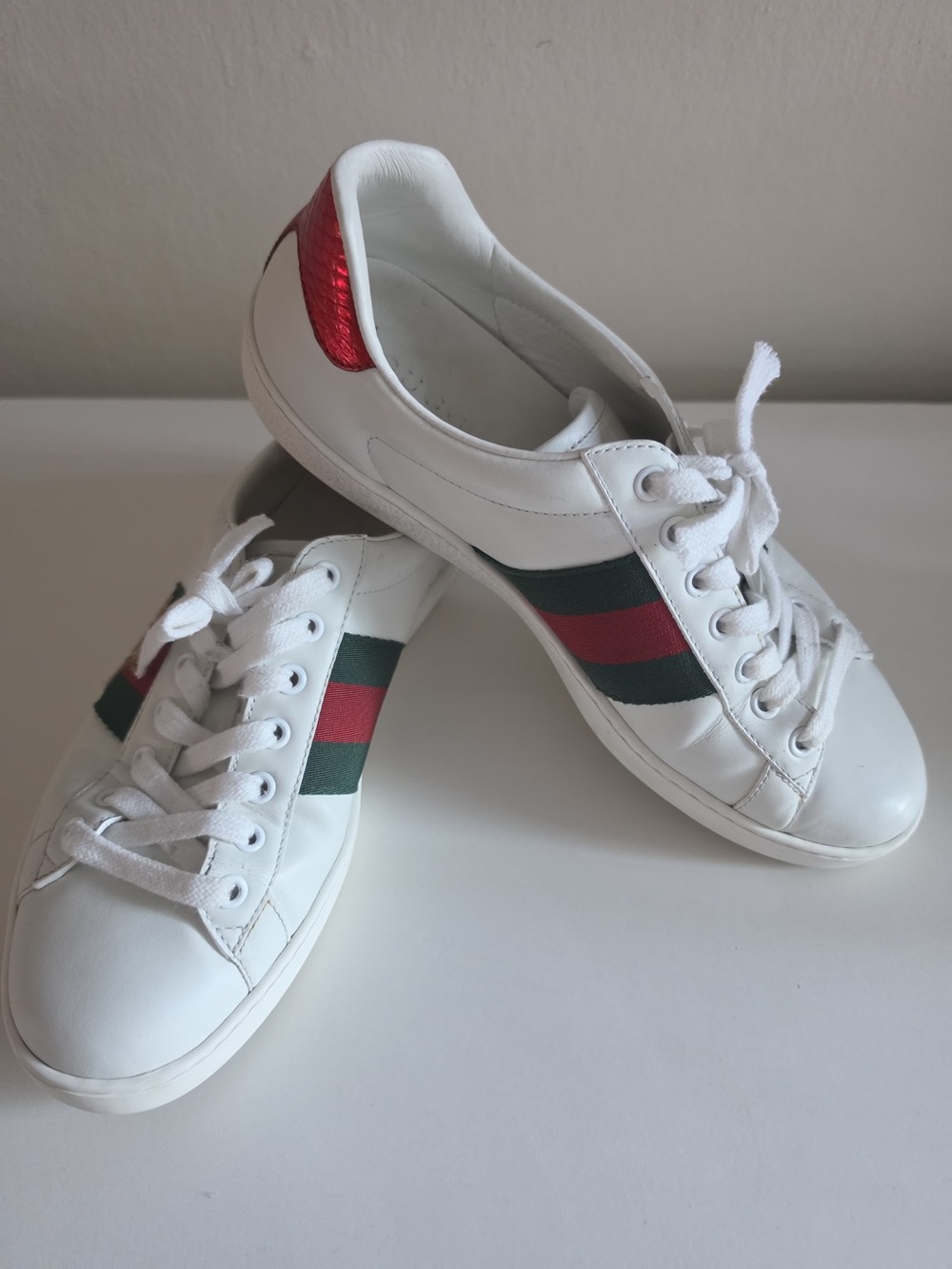 Gucci White Leather Sneakers with Red and Green Web Stripe